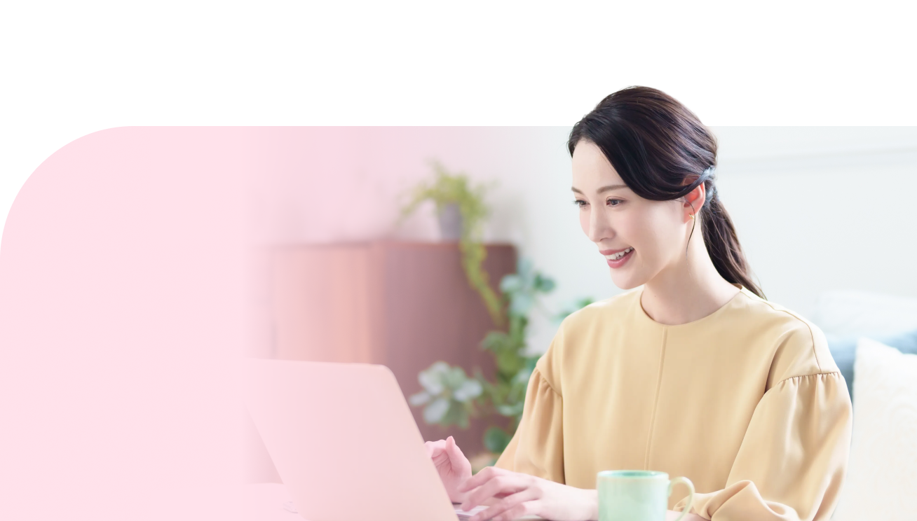 パソコンに向かっている女性の写真