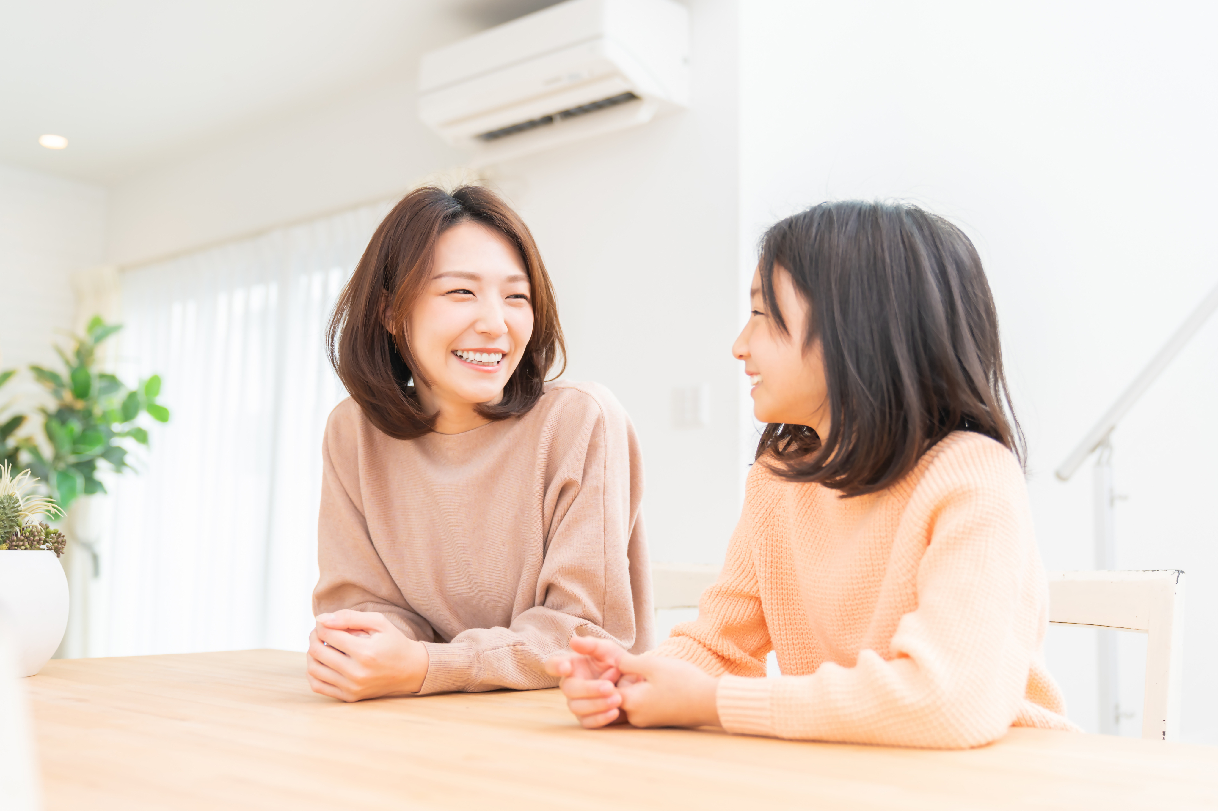 女性と子どもが笑い合う写真