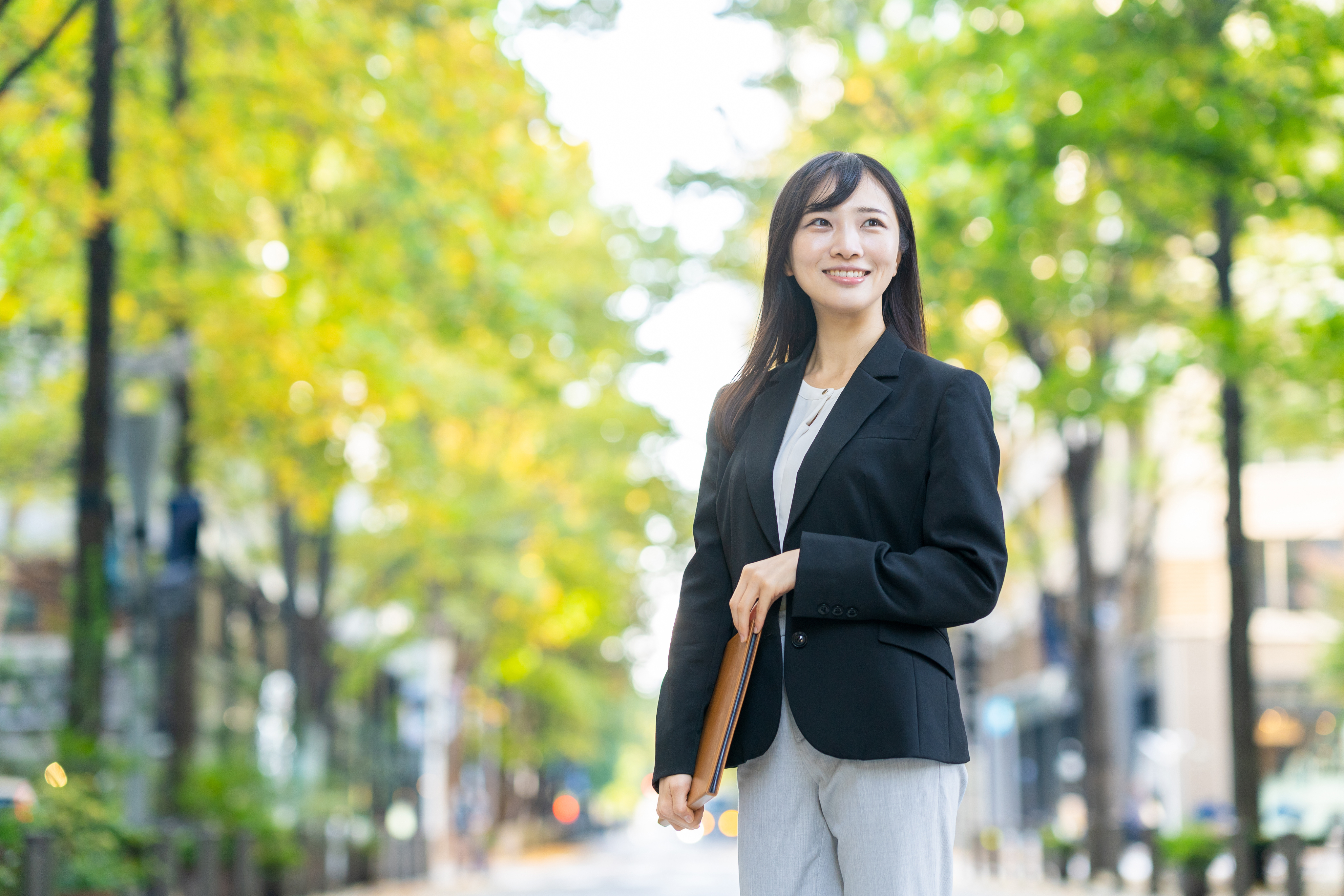 スーツを着た女性の写真